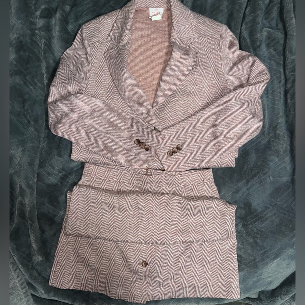 Dark Pink & White 2-piece suit Blazer & skirt, with brown buttons